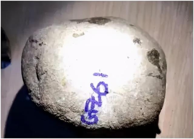 第一刀翡翠原石视频帝王绿原石图片-第4张图片-翡翠网 第一刀翡翠原石视频帝王绿原石图片-第4张图片-翡翠网