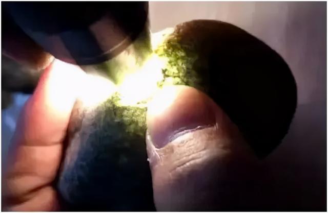 第一刀翡翠原石视频帝王绿原石图片-第6张图片-翡翠网 第一刀翡翠原石视频帝王绿原石图片-第6张图片-翡翠网