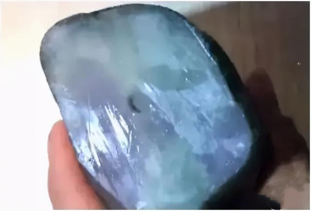 第一刀翡翠原石视频帝王绿原石图片-第7张图片-翡翠网 第一刀翡翠原石视频帝王绿原石图片-第7张图片-翡翠网