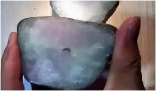 第一刀翡翠原石视频帝王绿原石图片-第9张图片-翡翠网 第一刀翡翠原石视频帝王绿原石图片-第9张图片-翡翠网