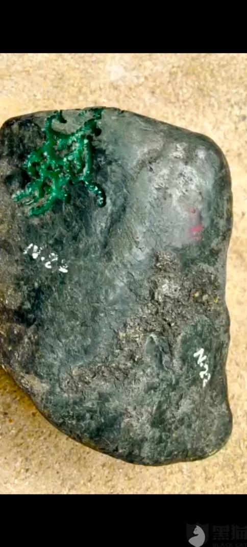 翡翠原石开窗作假,微拍堂翡翠原石视频-第2张图片-翡翠网 翡翠原石开窗作假,微拍堂翡翠原石视频-第2张图片-翡翠网