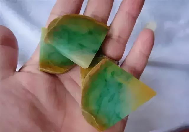 翡翠原石比成品贵,翡翠挂牌价格表-第5张图片-翡翠网 翡翠原石比成品贵,翡翠挂牌价格表-第5张图片-翡翠网