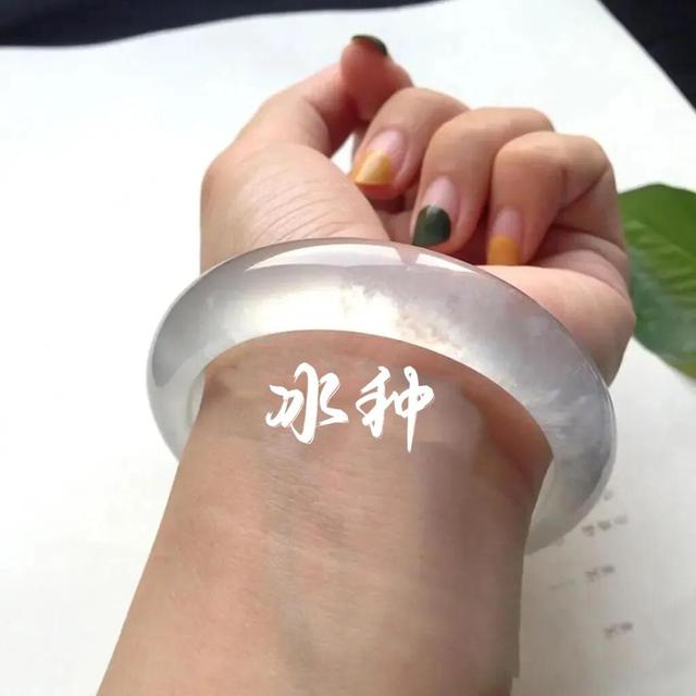 玻璃地翡翠玉镯价格,玻璃种翡翠价格-第9张图片-翡翠网 玻璃地翡翠玉镯价格,玻璃种翡翠价格-第9张图片-翡翠网