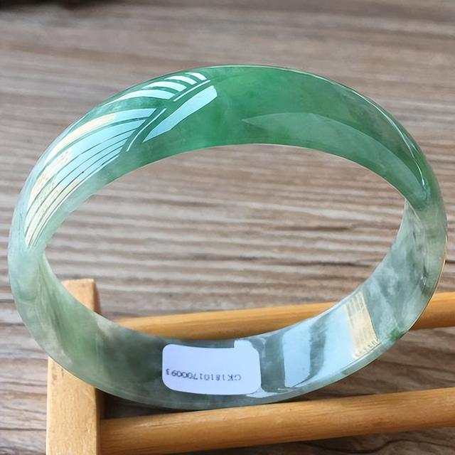 糯种翡翠鉴别糯种翡翠的翡翠价格-第4张图片-翡翠网 糯种翡翠鉴别糯种翡翠的翡翠价格-第4张图片-翡翠网