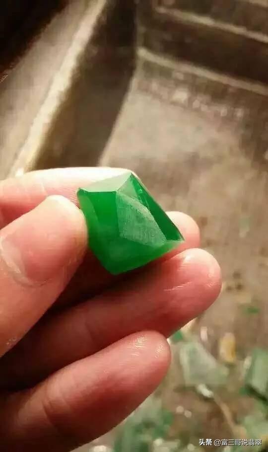 翡翠原石小的自己磨怎么磨,翡翠原石在家怎么去皮-第12张图片-翡翠网 翡翠原石小的自己磨怎么磨,翡翠原石在家怎么去皮-第12张图片-翡翠网