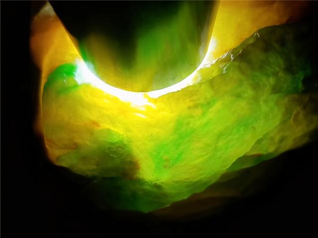 老帕敢翡翠原石,老帕敢色料特点-第6张图片-翡翠网 老帕敢翡翠原石,老帕敢色料特点-第6张图片-翡翠网