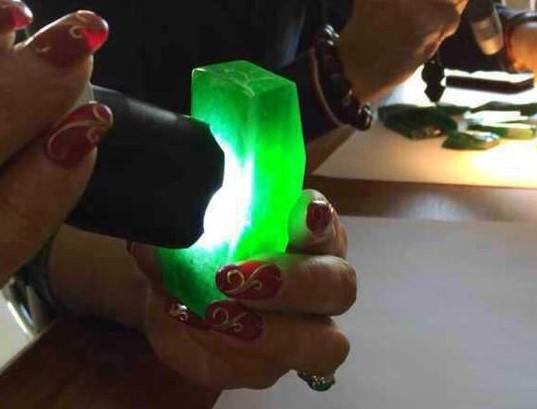 翡翠原石技巧视频翡翠没开窗怎么看肉质-第1张图片-翡翠网 翡翠原石技巧视频翡翠没开窗怎么看肉质-第1张图片-翡翠网