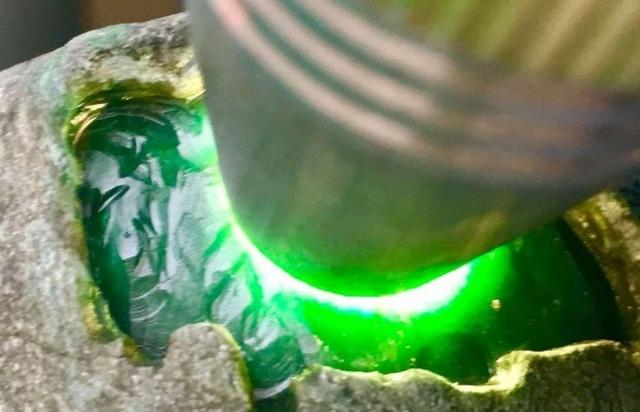 翡翠原石技巧视频翡翠没开窗怎么看肉质-第2张图片-翡翠网 翡翠原石技巧视频翡翠没开窗怎么看肉质-第2张图片-翡翠网