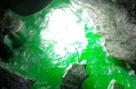 翡翠原石技巧视频翡翠没开窗怎么看肉质-第3张图片-翡翠网 翡翠原石技巧视频翡翠没开窗怎么看肉质-第3张图片-翡翠网
