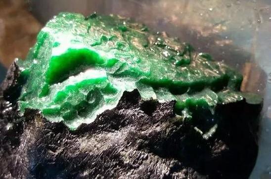 翡翠原石技巧视频翡翠没开窗怎么看肉质-第7张图片-翡翠网 翡翠原石技巧视频翡翠没开窗怎么看肉质-第7张图片-翡翠网