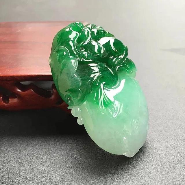 帝王绿翡翠原石产地帝王绿翡翠原石介绍-第10张图片-翡翠网 帝王绿翡翠原石产地帝王绿翡翠原石介绍-第10张图片-翡翠网