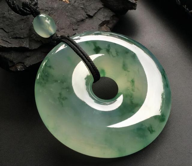 戴翡翠挂件的小知识,女人戴翡翠佛吊坠好吗-第1张图片-翡翠网 戴翡翠挂件的小知识,女人戴翡翠佛吊坠好吗-第1张图片-翡翠网