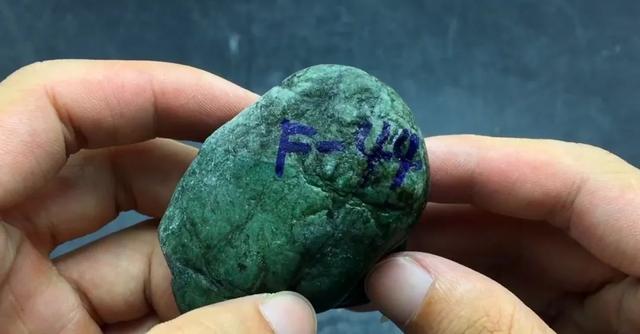 翡翠原石色料是什么意思,翡翠原石色料价值-第1张图片-翡翠网 翡翠原石色料是什么意思,翡翠原石色料价值-第1张图片-翡翠网