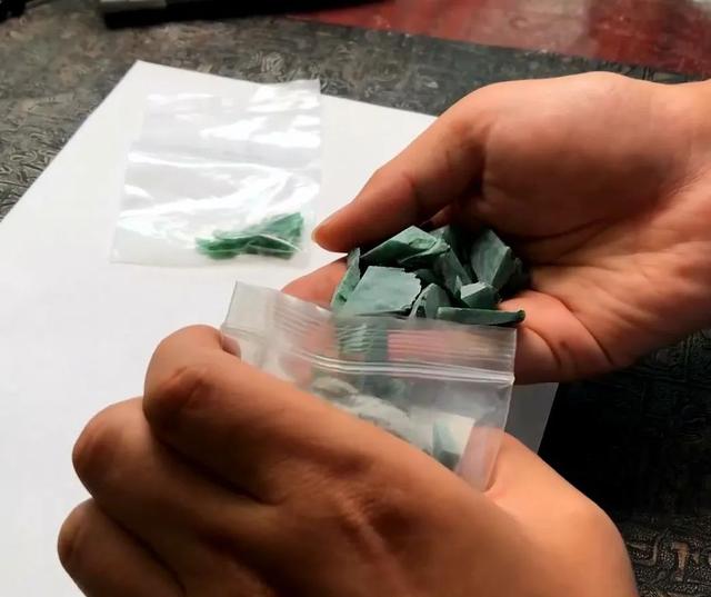 翡翠原石色料是什么意思,翡翠原石色料价值-第3张图片-翡翠网 翡翠原石色料是什么意思,翡翠原石色料价值-第3张图片-翡翠网