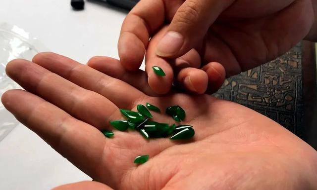 翡翠原石色料是什么意思,翡翠原石色料价值-第4张图片-翡翠网 翡翠原石色料是什么意思,翡翠原石色料价值-第4张图片-翡翠网