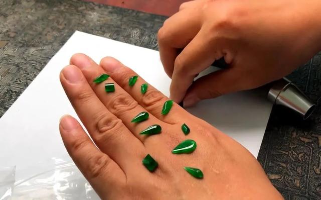 翡翠原石色料是什么意思,翡翠原石色料价值-第5张图片-翡翠网 翡翠原石色料是什么意思,翡翠原石色料价值-第5张图片-翡翠网