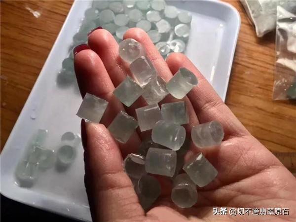 翡翠原石打灯荧光图解,灯笼翡翠原石图片-第14张图片-翡翠网 翡翠原石打灯荧光图解,灯笼翡翠原石图片-第14张图片-翡翠网