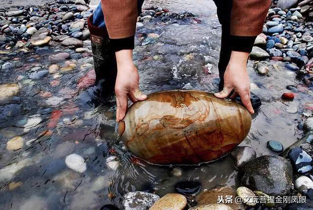 翡翠原石刷洗过程翡翠原石怎么刷洗-第1张图片-翡翠网 翡翠原石刷洗过程翡翠原石怎么刷洗-第1张图片-翡翠网