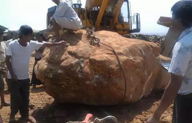 翡翠原石鉴别去山上捡翡翠原石-第2张图片-翡翠网 翡翠原石鉴别去山上捡翡翠原石-第2张图片-翡翠网