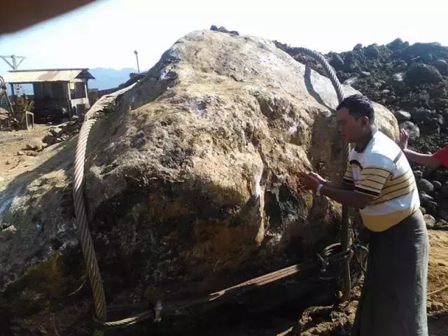 翡翠原石鉴别去山上捡翡翠原石-第3张图片-翡翠网 翡翠原石鉴别去山上捡翡翠原石-第3张图片-翡翠网