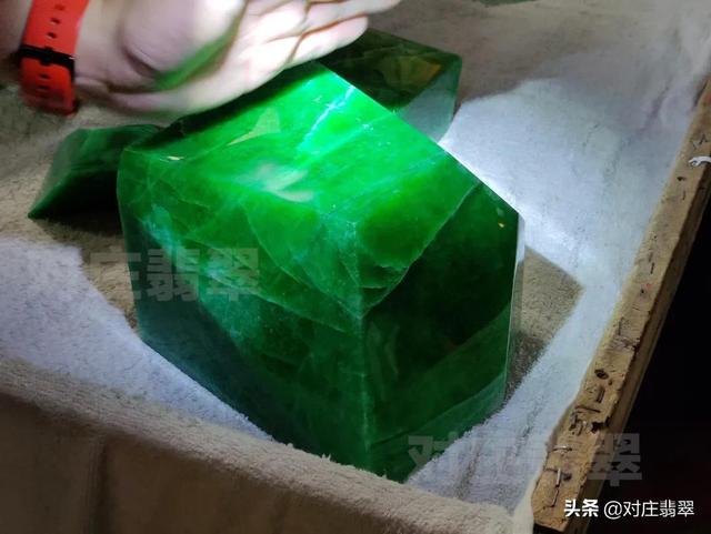83翡翠价格,翡翠原石的价位-第5张图片-翡翠网 83翡翠价格,翡翠原石的价位-第5张图片-翡翠网