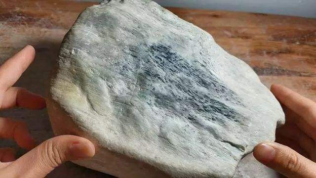 河里捡玉原石鉴别方法翡翠原石是什么岩石-第1张图片-翡翠网 河里捡玉原石鉴别方法翡翠原石是什么岩石-第1张图片-翡翠网