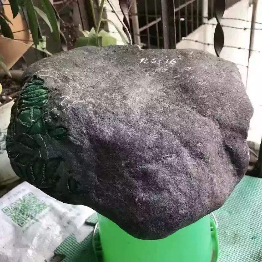 河里捡玉原石鉴别方法翡翠原石是什么岩石-第2张图片-翡翠网 河里捡玉原石鉴别方法翡翠原石是什么岩石-第2张图片-翡翠网