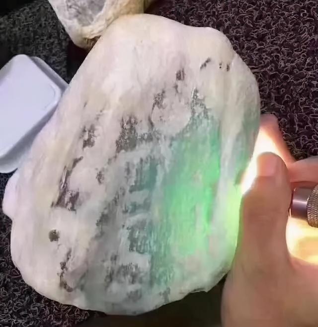 质量好的翡翠原石包浆值钱吗翡翠包浆皮赌石特征-第1张图片-翡翠网 质量好的翡翠原石包浆值钱吗翡翠包浆皮赌石特征-第1张图片-翡翠网