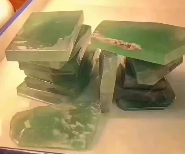 质量好的翡翠原石包浆值钱吗翡翠包浆皮赌石特征-第3张图片-翡翠网 质量好的翡翠原石包浆值钱吗翡翠包浆皮赌石特征-第3张图片-翡翠网