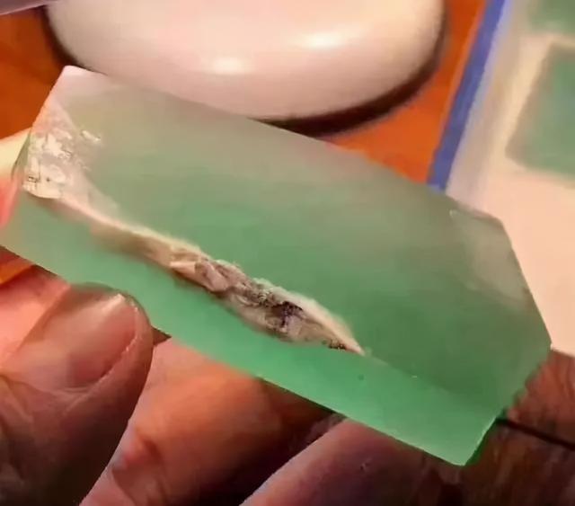 质量好的翡翠原石包浆值钱吗翡翠包浆皮赌石特征-第4张图片-翡翠网 质量好的翡翠原石包浆值钱吗翡翠包浆皮赌石特征-第4张图片-翡翠网