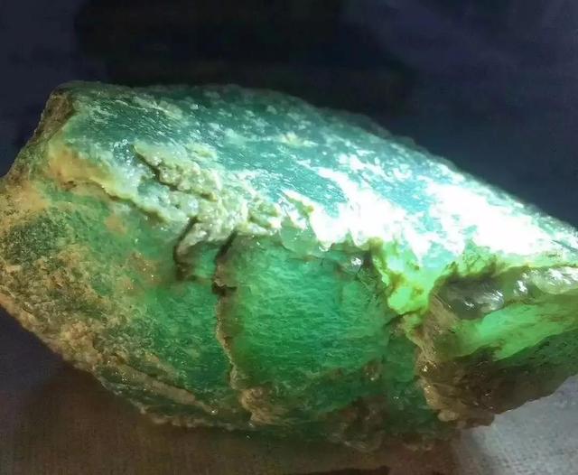 质量好的翡翠原石包浆值钱吗翡翠包浆皮赌石特征-第8张图片-翡翠网 质量好的翡翠原石包浆值钱吗翡翠包浆皮赌石特征-第8张图片-翡翠网