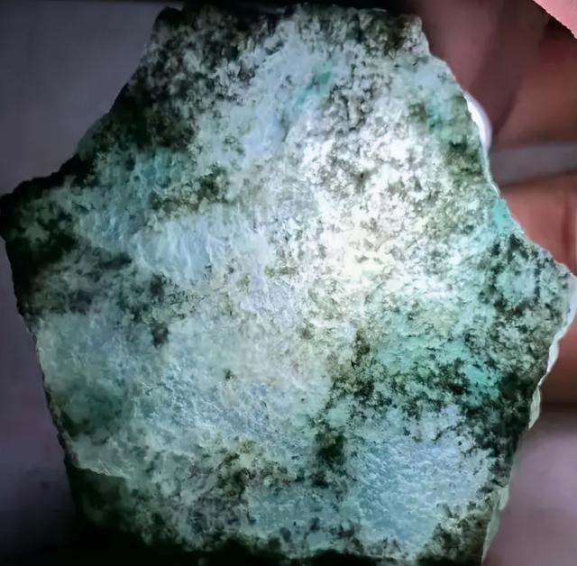 质量好的翡翠原石包浆值钱吗翡翠包浆皮赌石特征-第9张图片-翡翠网 质量好的翡翠原石包浆值钱吗翡翠包浆皮赌石特征-第9张图片-翡翠网