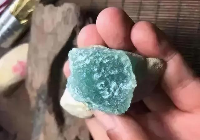 质量好的翡翠原石包浆值钱吗翡翠包浆皮赌石特征-第10张图片-翡翠网 质量好的翡翠原石包浆值钱吗翡翠包浆皮赌石特征-第10张图片-翡翠网