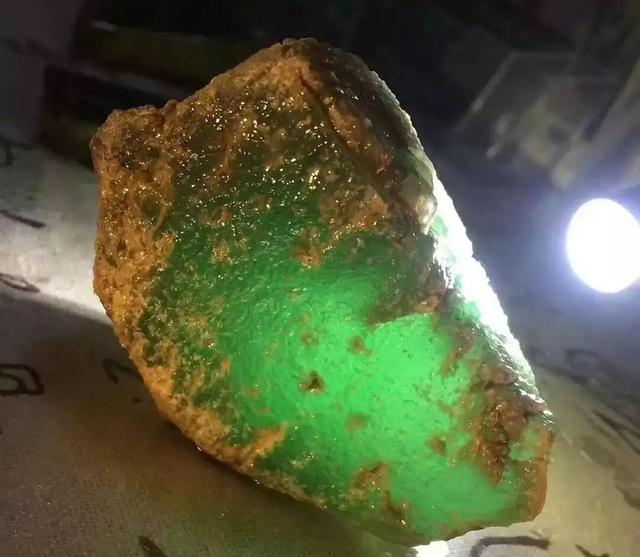 质量好的翡翠原石包浆值钱吗翡翠包浆皮赌石特征-第12张图片-翡翠网 质量好的翡翠原石包浆值钱吗翡翠包浆皮赌石特征-第12张图片-翡翠网