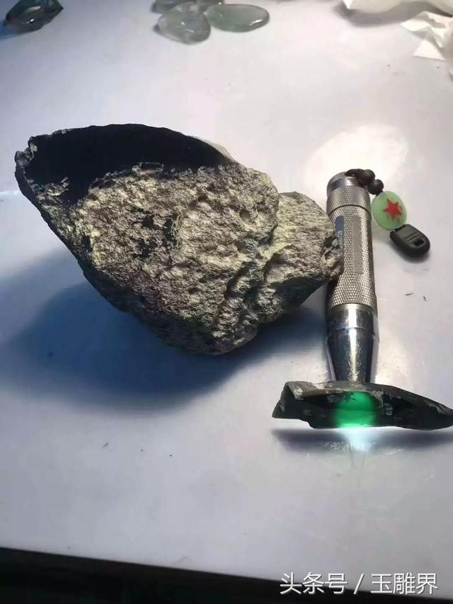 墨翠没抛光跟抛光区别,墨翡翠原石-第1张图片-翡翠网 墨翠没抛光跟抛光区别,墨翡翠原石-第1张图片-翡翠网