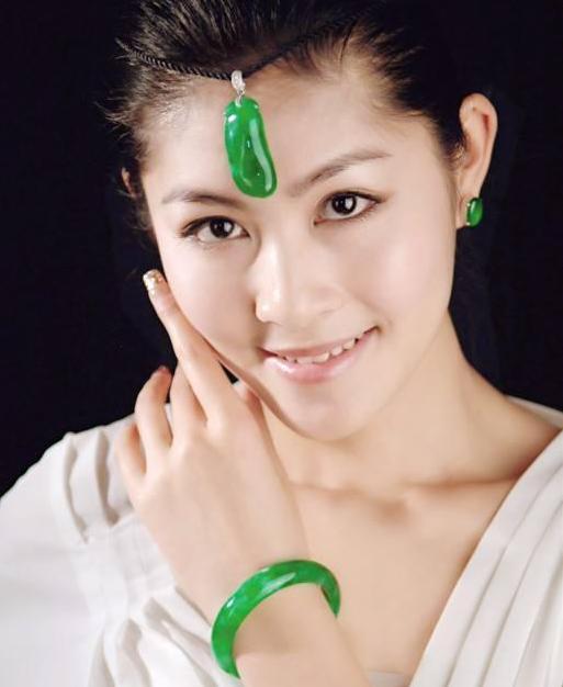 老坑玻璃种翡翠原石详解500元料切出天价翡翠-第3张图片-翡翠网 老坑玻璃种翡翠原石详解500元料切出天价翡翠-第3张图片-翡翠网