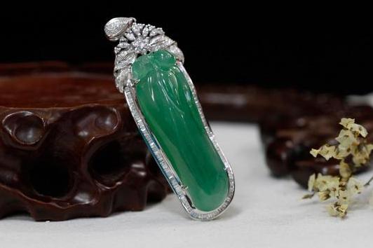 老坑玻璃种翡翠原石详解500元料切出天价翡翠-第4张图片-翡翠网 老坑玻璃种翡翠原石详解500元料切出天价翡翠-第4张图片-翡翠网