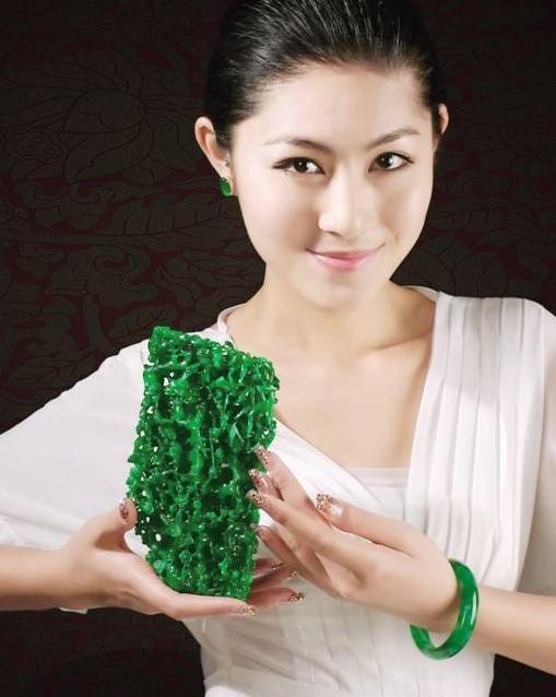 老坑玻璃种翡翠原石详解500元料切出天价翡翠-第5张图片-翡翠网 老坑玻璃种翡翠原石详解500元料切出天价翡翠-第5张图片-翡翠网