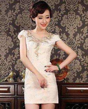 老坑玻璃种翡翠原石详解500元料切出天价翡翠-第7张图片-翡翠网 老坑玻璃种翡翠原石详解500元料切出天价翡翠-第7张图片-翡翠网