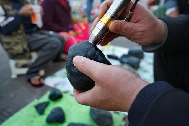 翡翠毛料原石瑞丽翡翠原石明料店-第3张图片-翡翠网 翡翠毛料原石瑞丽翡翠原石明料店-第3张图片-翡翠网