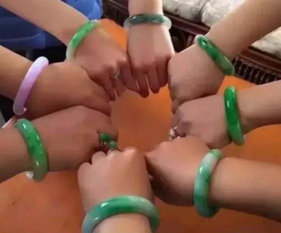 翡翠手镯价格和图片,缅甸翡翠手镯批发价-第1张图片-翡翠网 翡翠手镯价格和图片,缅甸翡翠手镯批发价-第1张图片-翡翠网