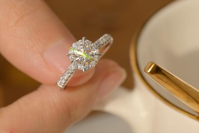 莫桑石一克拉多少钱925银镶莫桑钻项链-第4张图片-翡翠网 莫桑石一克拉多少钱925银镶莫桑钻项链-第4张图片-翡翠网