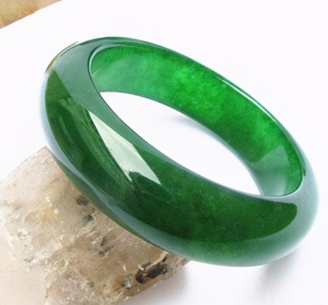 玉跟翡翠一样吗,怎么区分翡翠真假-第1张图片-翡翠网 玉跟翡翠一样吗,怎么区分翡翠真假-第1张图片-翡翠网