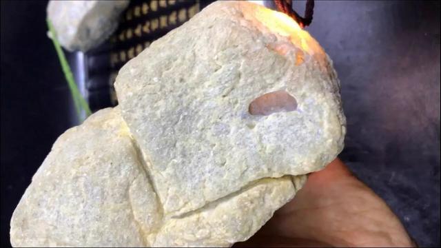 木那原石打灯清晰打灯透的木那白皮翡翠原石-第3张图片-翡翠网 木那原石打灯清晰打灯透的木那白皮翡翠原石-第3张图片-翡翠网