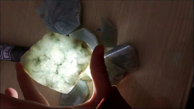 木那原石打灯清晰打灯透的木那白皮翡翠原石-第4张图片-翡翠网 木那原石打灯清晰打灯透的木那白皮翡翠原石-第4张图片-翡翠网