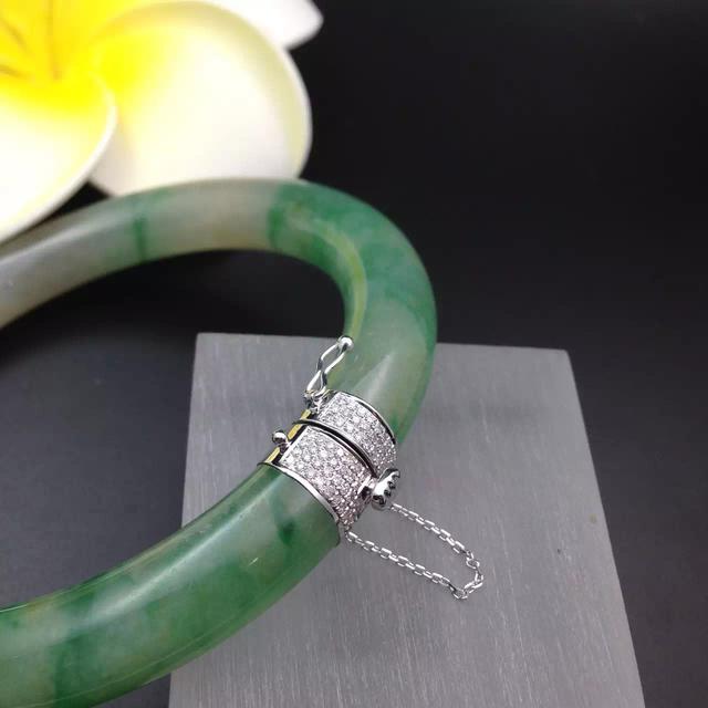 翡翠手镯不戴但摔坏了劝和小姐摔坏手镯是第几集-第14张图片-翡翠网 翡翠手镯不戴但摔坏了劝和小姐摔坏手镯是第几集-第14张图片-翡翠网