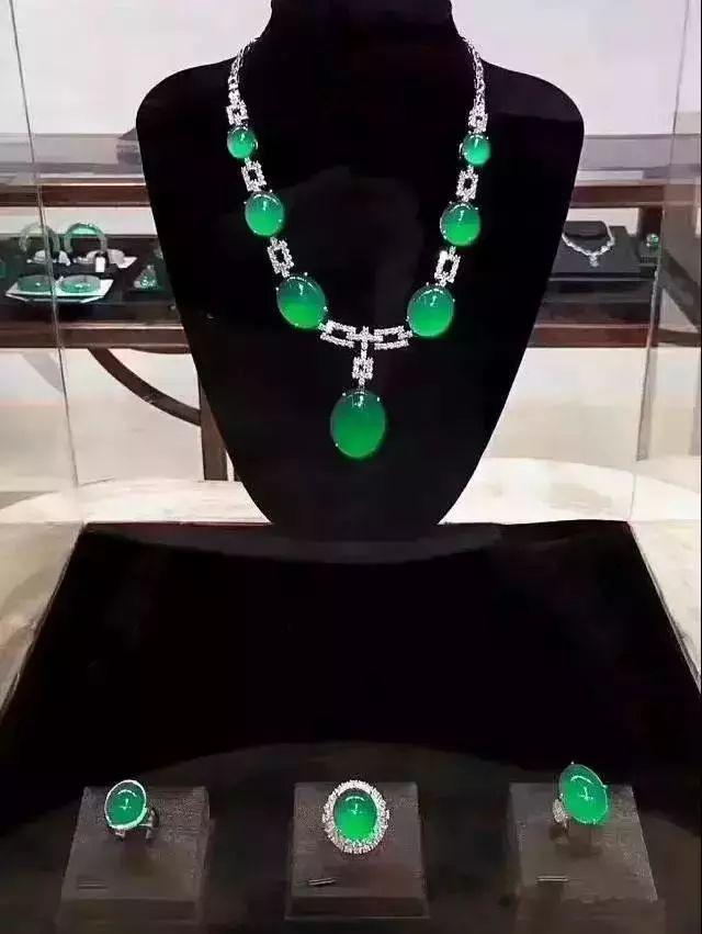 香格里拉翡翠手镯原石,香格里拉文成珠宝骗局-第8张图片-翡翠网 香格里拉翡翠手镯原石,香格里拉文成珠宝骗局-第8张图片-翡翠网