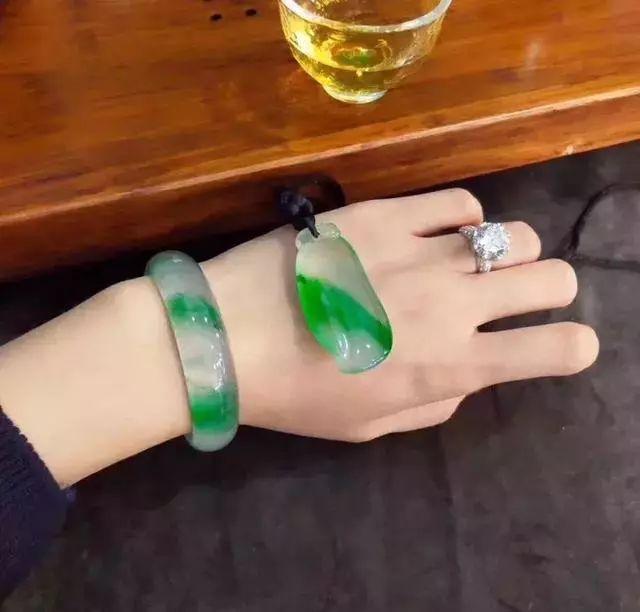 香格里拉翡翠手镯原石,香格里拉文成珠宝骗局-第12张图片-翡翠网 香格里拉翡翠手镯原石,香格里拉文成珠宝骗局-第12张图片-翡翠网