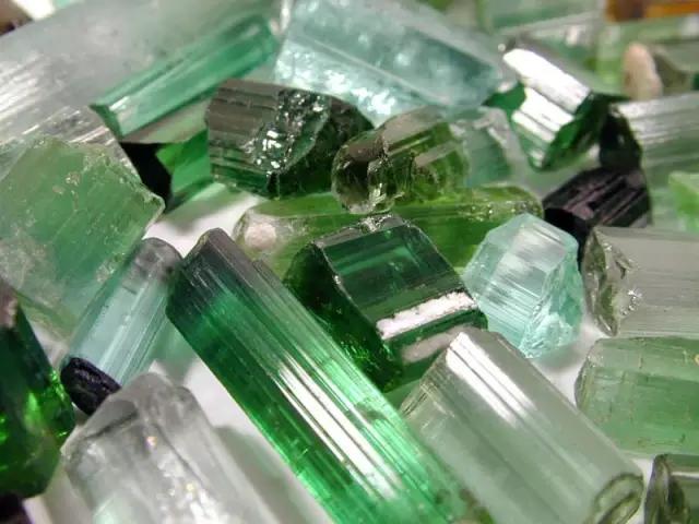 十种石头捡不得,25种常见宝石-第15张图片-翡翠网 十种石头捡不得,25种常见宝石-第15张图片-翡翠网