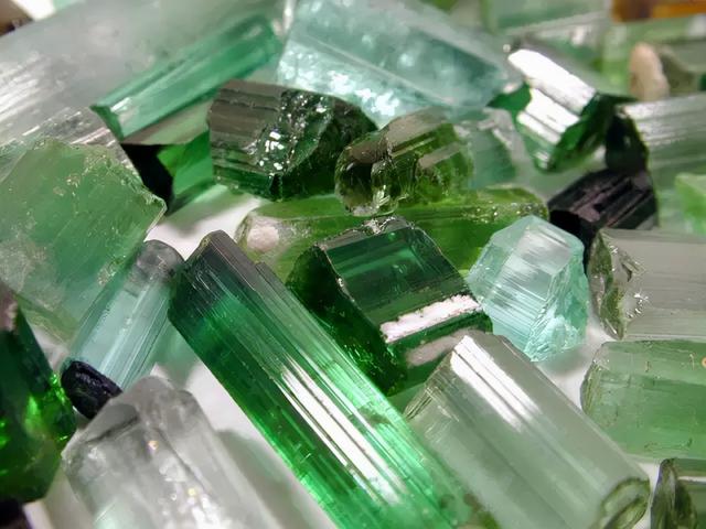 十种石头捡不得,25种常见宝石-第16张图片-翡翠网 十种石头捡不得,25种常见宝石-第16张图片-翡翠网